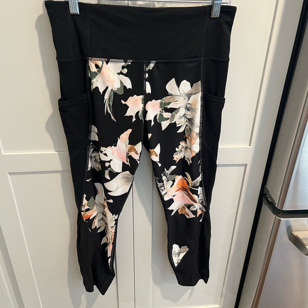 EUC Athleta Floral Black Large Women's Capri Leggings Activewear